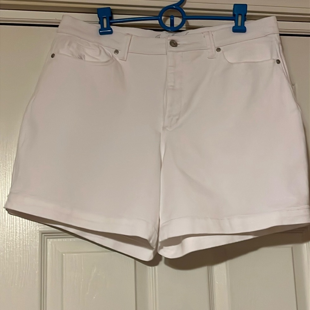 GLORIA VANDERBILT AMANDA WOMENS SLIMMING SHORTS  New with detached tags